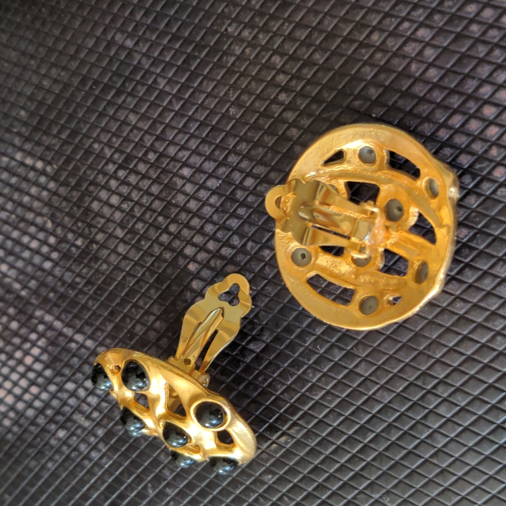 🌞🌞VINTAGE CLIP ON EARRINGS  gold tone and black - Picture 2 of 5